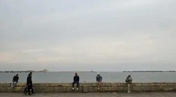 «الأرصاد» تُحذّر من تخفيف الملابس رغم ارتفاع الحرارة وتكاثر السحب في 14 محافظة